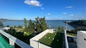 Mare House - Vacation STAY 69168v في Yaka: منظر الماء من شرفة المبنى