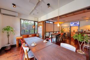 a dining room with a table and chairs at Kazekuru - Vacation STAY 18924 in Fujiyoshida