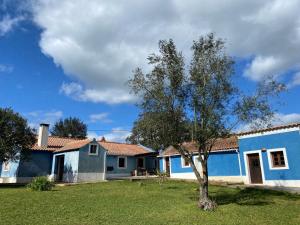 una casa con un albero nel cortile di Suite no campo a Cercal