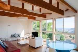 salon ze szklanym stołem i oknami w obiekcie Casa Verde - Vacation STAY 75624v w mieście Ito