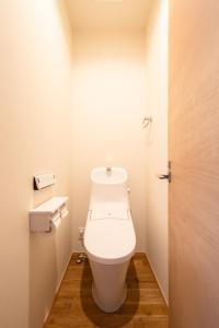 łazienka z białą toaletą w kabinie w obiekcie Casa Verde - Vacation STAY 75624v w mieście Ito