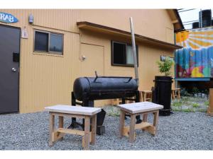eine Gruppe von drei Picknicktischen vor einem Gebäude in der Unterkunft SUNSEA COTTAGE - Vacation STAY 82156v in Tagawa