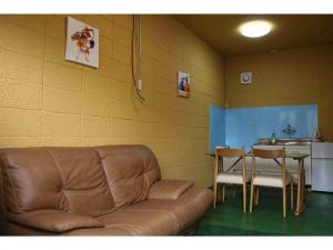 un salon avec un canapé et une table et une cuisine dans l'établissement SUNSEA COTTAGE - Vacation STAY 82148v, à Tagawa