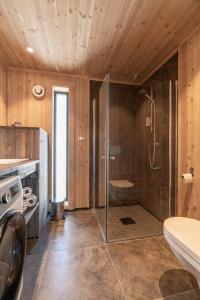 un baño con ducha y WC en Cabin at Norefjell ski resort, nice view, en Noresund