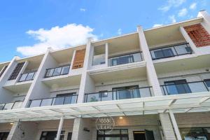 Un gran edificio blanco con muchas ventanas. en 岫湖居, en Jiaoxi 7 fotos más
