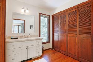 un bagno con lavandino e specchio di RMR: Lake Creek Cottage Home in The Aspens a Wilson Altre 12 foto