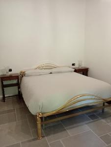 a bed sitting in a room with two tables at La Guardia in Bivigliano