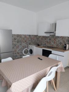 eine Küche mit einem Tisch und Stühlen in einer Küche in der Unterkunft VILLA SIMONA Malpensa Samarate in Samarate