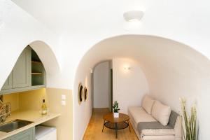 a living room with a couch and a table at Anemos Caldera Oia in Oia
