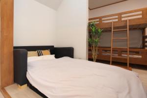 ein Schlafzimmer mit einem Bett und einem Etagenbett in der Unterkunft Fujiyama Base in Fujiyoshida