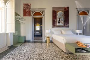 Postel nebo postele na pokoji v ubytování Appartamento Royale - Palazzo Villani Lubelli + 39 fotografií