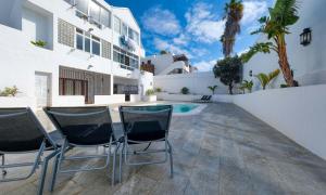 un patio con sedie e una piscina di Casa Queen Vetusta a Argana