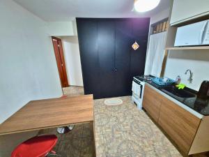 Dapur atau dapur kecil di 2 Apartamento no Monte Verde próximo ao Floripa Shopping