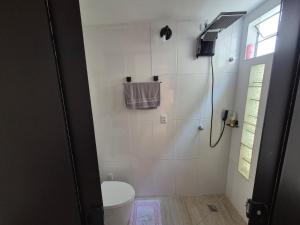 Bilik mandi di 2 Apartamento no Monte Verde próximo ao Floripa Shopping
