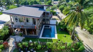 an aerial view of a house with a swimming pool at Tabularasa - T Palawan in San Vicente