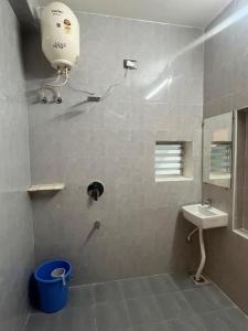 ein Badezimmer mit Toilette und Waschbecken in der Unterkunft Sakthi Guest House in Tiruvannāmalai