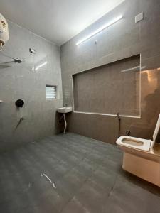 ein Bad mit WC und Waschbecken in der Unterkunft Sakthi Guest House in Tiruvannāmalai
