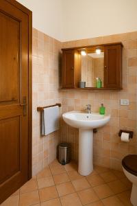 バデージにあるSunset View Apartment and Pool Badesiの洗面台とトイレ付きのバスルーム