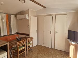 Cabrières-dʼAiguesにあるCamping Onlycamp Les Chênes Vertsのギャラリーの写真 +2枚の写真