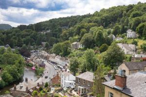 - une vue aérienne sur une petite ville avec une rivière dans l'établissement Heritage Swiss Cottage, à Matlock Bank