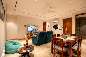 TV a/nebo společenská místnost v ubytování LiveAway Gurugram, Golf Course Road by PACK