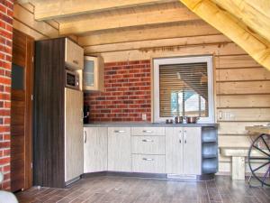 Η κουζίνα ή μικρή κουζίνα στο A wooden, eco-friendly house by the Goszcza lake Living room, 2 bedrooms +82 φωτογραφίες