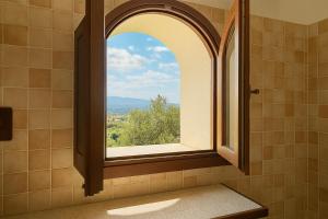 バデージにあるSunset View Apartment and Pool Badesiの眺めの良いバスルーム(アーチ型の窓付) +17枚の写真