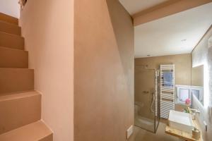 une salle de bain avec lavabo et douche dans l'établissement Luxury Duplex - Heart of Corciano - ItalyWeGo, à Corciano 77 autres photos