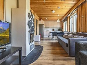 un salon avec un canapé et une télévision dans l'établissement Holiday Home Koivu by Interhome, à Sonkajärvi