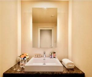 a bathroom with a white sink and a mirror at Hotel BIX チェックイン23時 変更不可 in Tokyo
