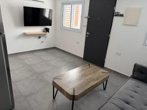 Μια τηλεόραση ή/και κέντρο ψυχαγωγίας στο דירת אירוח שקטה וקומפקטית