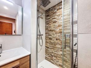 Ένα μπάνιο στο Apartment Les Balcons de Val Cenis le Haut by Interhome