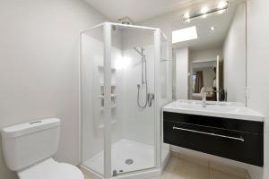 Phòng tắm tại Lake View Bliss - Lake Taupo Holiday Home +11 ảnh