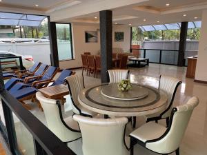 Χώρος καθιστικού στο Elegante 4-Zi-Poolvilla mit Strandzugang