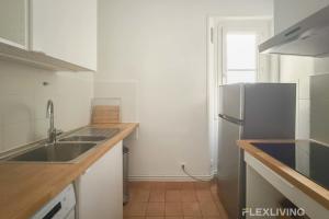 eine Küche mit Spüle und Kühlschrank in der Unterkunft Cozy Room in Alésia Paris 14th in Paris