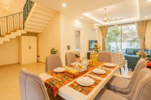 a dining room and living room with a table and chairs at Hotel Regent Laguna in Anjuna