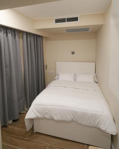 Una cama o camas en una habitación de nile view modern studio- 7 min from aswan station