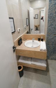 Un baño de nile view modern studio- 7 min from aswan station