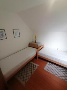 パレにあるSweet Houseの白い大型ベッド1台とテーブルが備わる客室です。