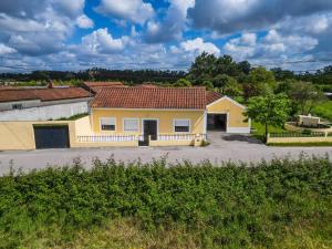 a yellow house with a red roof at Quinta Ti Lita in Tocha