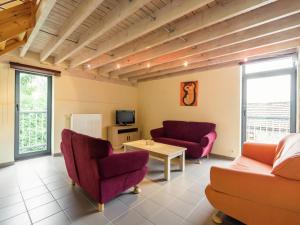 Una sala de estar con dos sofás y una mesa. en Cozy Bedrooms Cottage, Soumoy, en Soumoy 31 fotos más