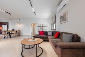 una sala de estar con un sofá y una mesa en Athos Rural Villa, en Prinés