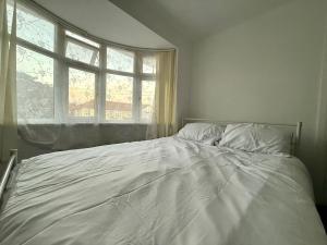 Gambar di galeri bagi Rutland Living di Northolt