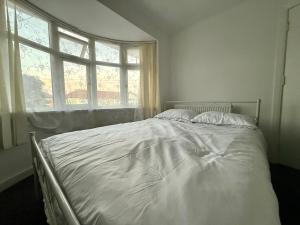 Gambar di galeri bagi Rutland Living di Northolt
