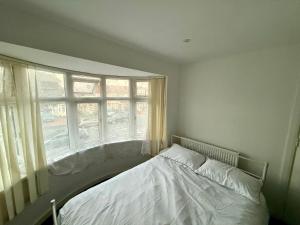 Gambar di galeri bagi Rutland Living di Northolt