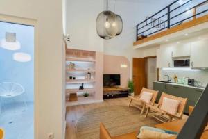 Una sala de estar con mesa y sillas y una cocina. en GuestReady - Casa Karolina, en Setúbal