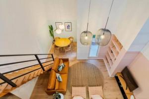 una sala de estar con un sofá y una mesa en GuestReady - Casa Karolina, en Setúbal 14 fotos más