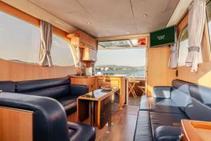 una sala de estar con sofás y una mesa en un barco en Rosé Dream Boat by Portugal Active, en Viana do Castelo