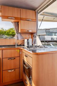 cocina con armarios de madera y fogones en Rosé Dream Boat by Portugal Active, en Viana do Castelo 41 fotos más