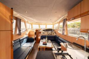 - Vistas al interior de un barco en Rosé Dream Boat by Portugal Active, en Viana do Castelo